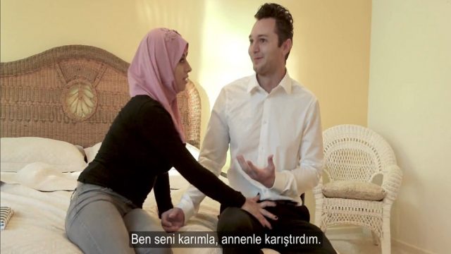 Türbanlı Üvey Kardeşiyle Karısını Karıştırdı