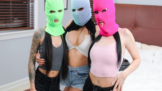 Maskeli Hırsız Kızlar Evdeki Genci Parçalayarak Siktirdiler