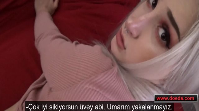 Üvey Abisini Tahrik Edip Sikişmeye Zorlayan Sarışın