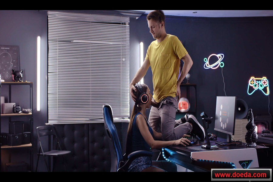 Porno oyini: Qiz deraza oynasida tiqilib qoldi