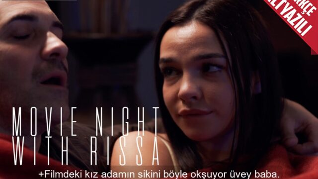 Annesinin Yeni Sevgilisiyle Film İzlerken Adamın Sikinin Kalktığını Fark Edince Elledi