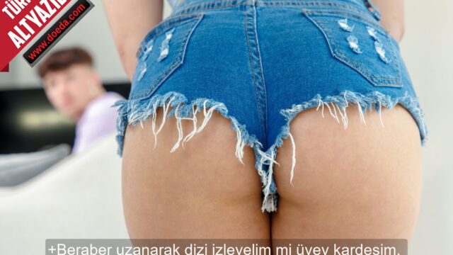 Dizine Uzanıp Dizi İzlediği Üvey Kız Kardeşinin Mini Şortuna Gözleri Çok Takıldı